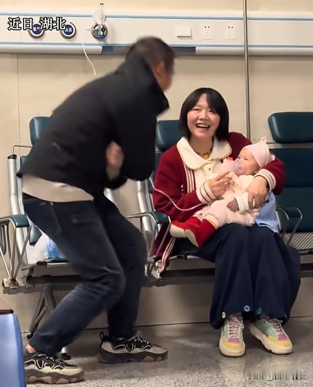 这届爸爸也太会哄娃了吧🥹
 
我刷到湖北宝妈的带娃视频，宝宝做雾化抗拒到哭闹，