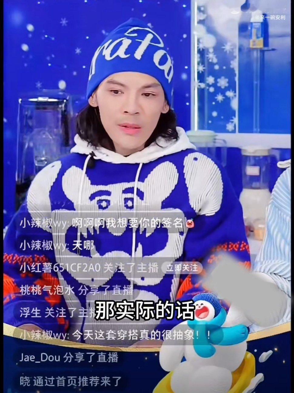 被问到过年家里一般会准备什么食物，向佐表示不太会吃广式盆菜，更喜欢北方菜和中国台