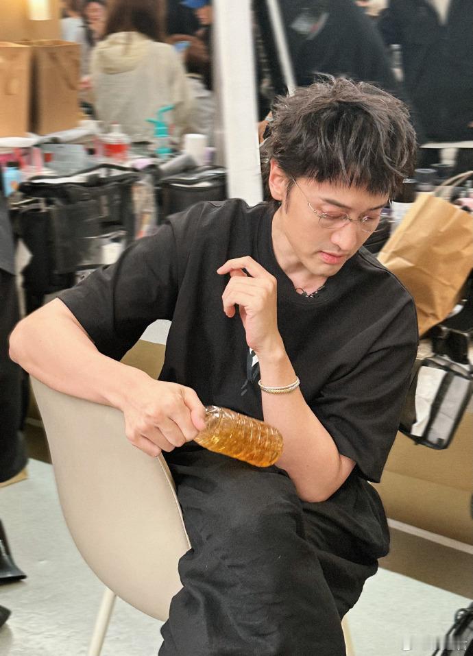 王传君哽咽不需要被解码过度解读是对王传君沉默的冒犯舞台上的哽咽只是一瞬间的情绪外