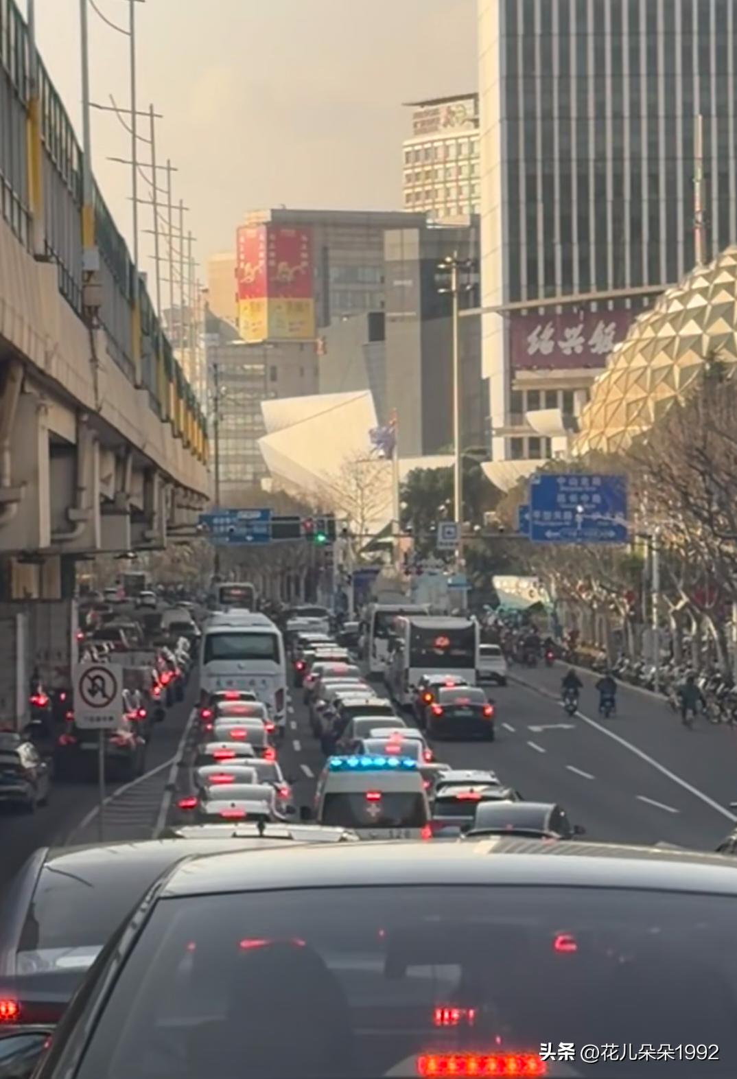 别笑，你试你也过不了
在上海120也会被早高峰堵住呢
算堵住么，仔细一看，旁边车