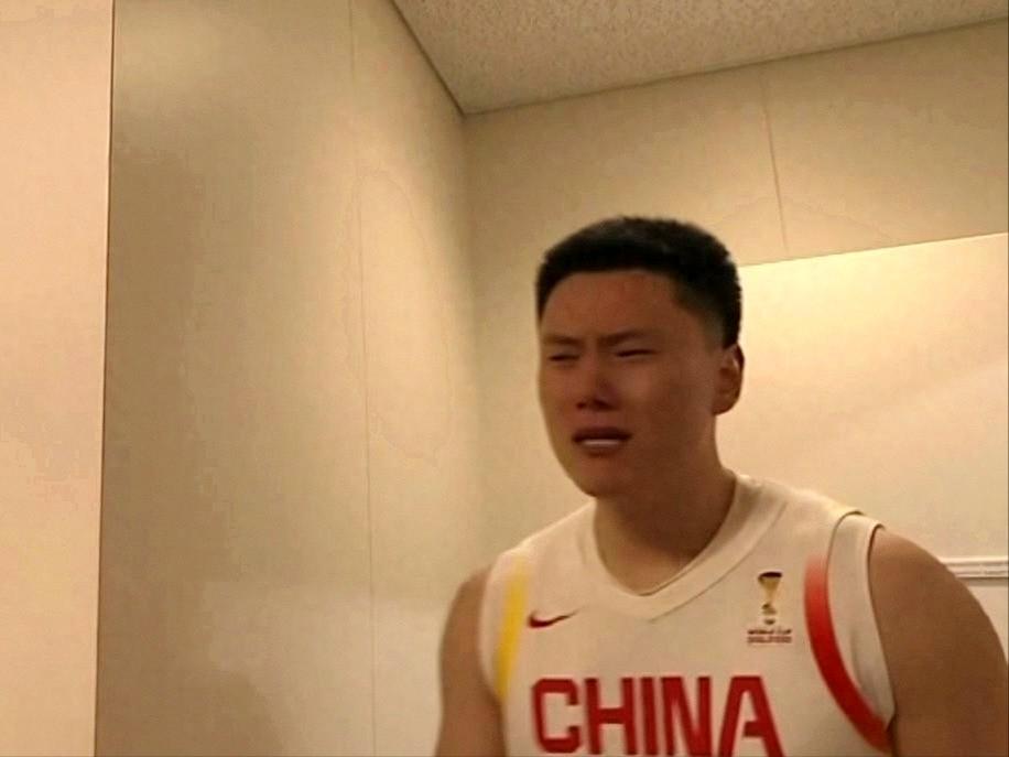 李弘权比赛结束落泪，不仅为男篮，还为妻子孩子

在中国男篮逆转战胜日本的比赛结束