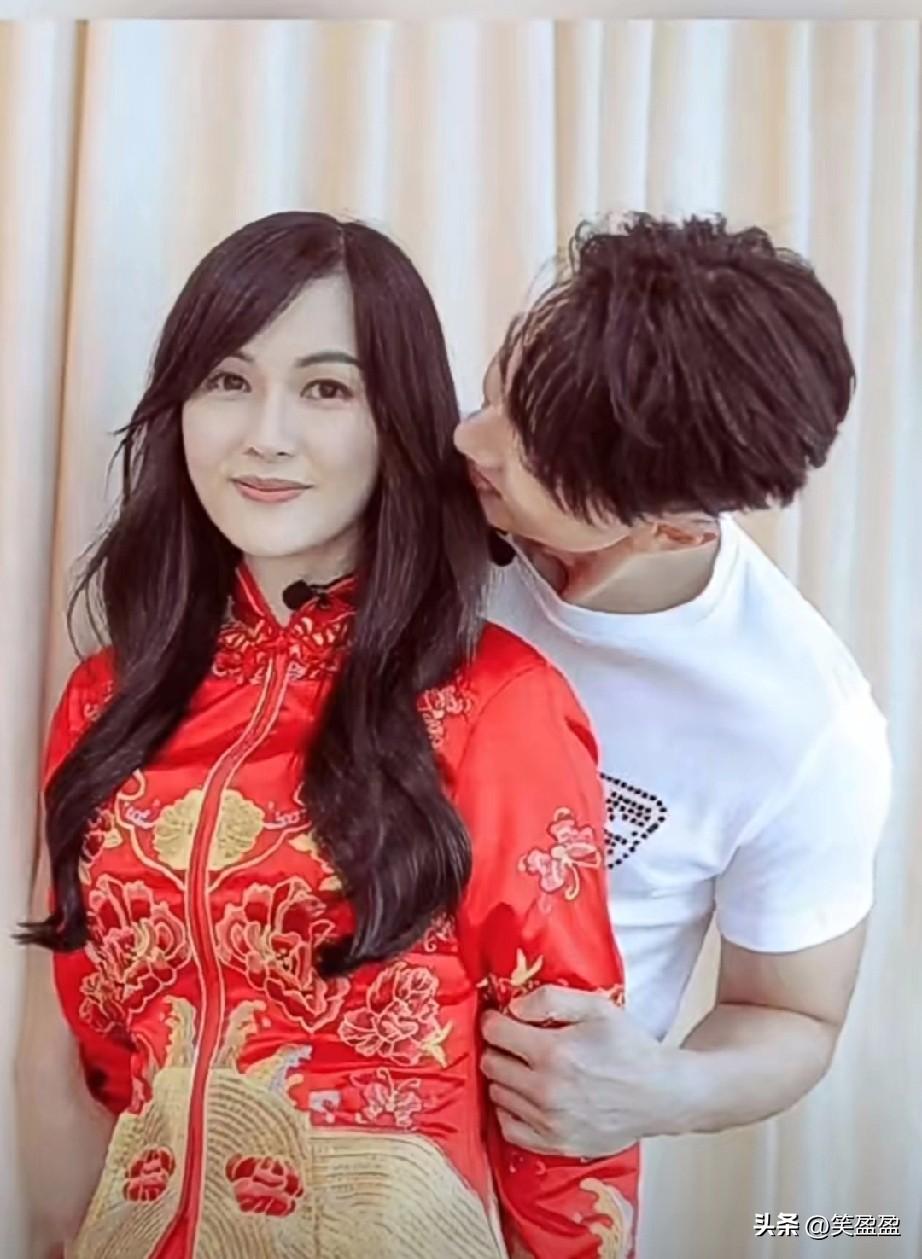 不老男神吴尊与妻子林丽吟16岁时相识，两人都是彼此的初恋。

2004年登记结婚