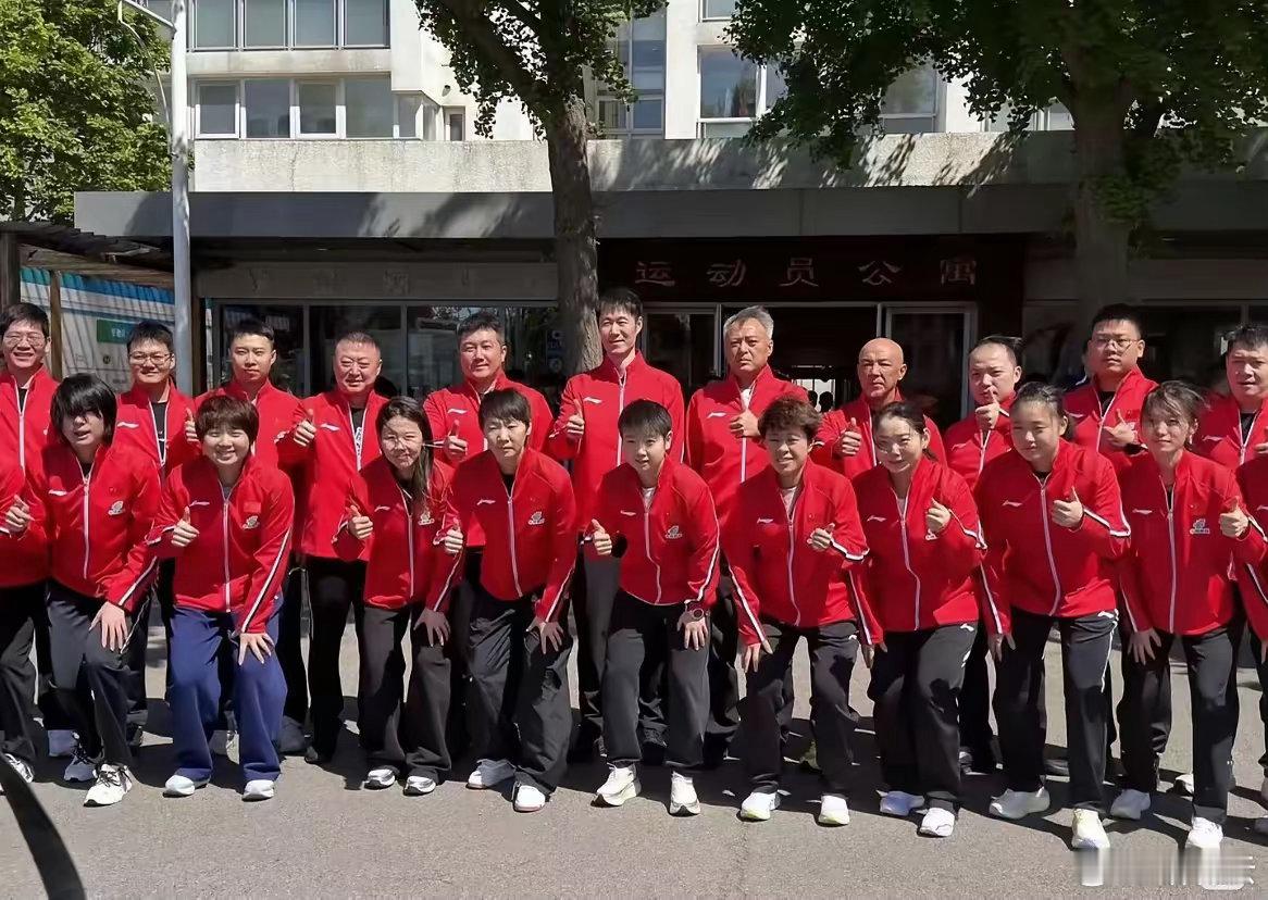 国乒男女队拍摄出征合影出征大合照，满眼望去中国红今天上午国乒出征队员在一起的大合
