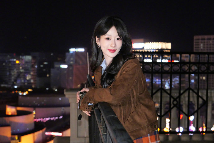 杨紫秋季天凉营业照 杨紫秋日美拉德look 杨紫秋季天凉营业照，秋日美拉德loo