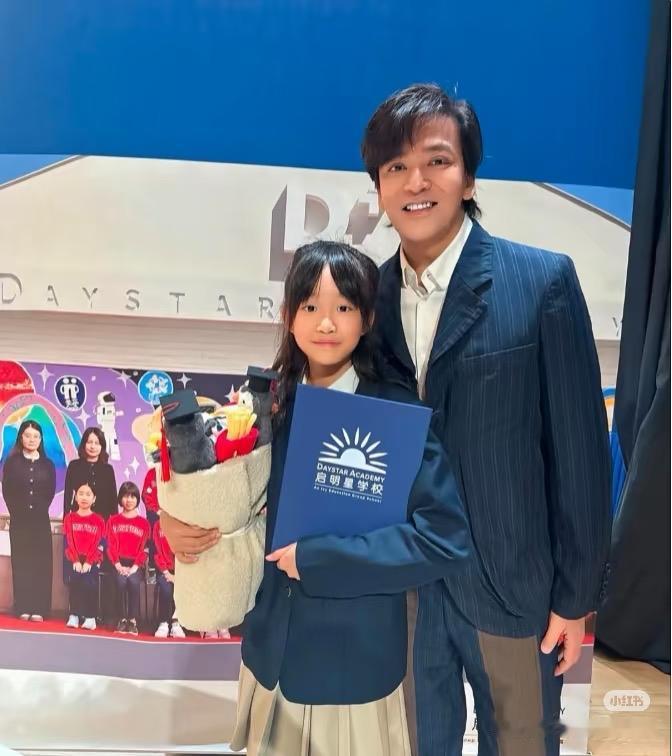 陈晓东女儿朵朵的小学毕业礼，把“基因强大”四个字刻进屏幕了！ 朵朵站爸爸身边穿校