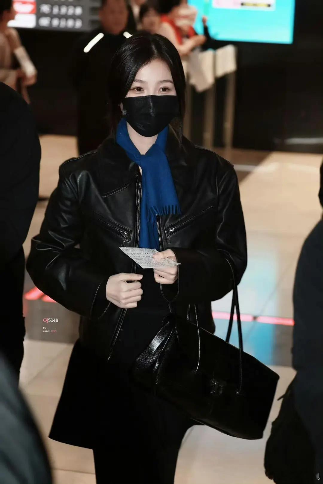 虞书欣戴口罩vs鞠婧祎戴口罩[doge]脸小是优势啊 ​​​