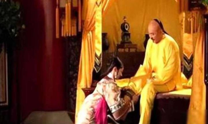 乾隆醒来，对一个宫女说，“你来伺候朕冲龙沟。” 宫女听完后开心不已，赶紧回应，“