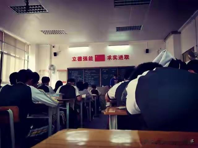 对比初中和高中各学科难度，你会发现：
1、进入高中以后数学仍然感觉最难，但最容易