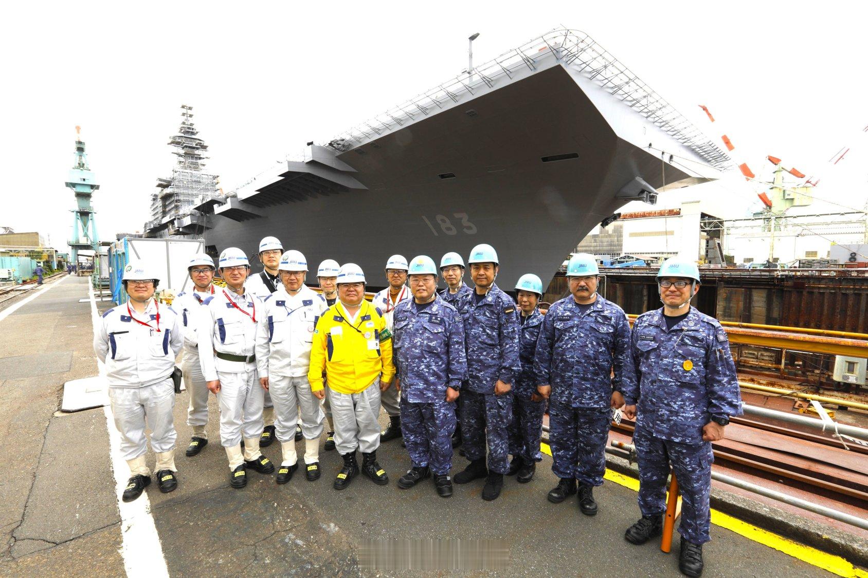 烽火问鼎计划   日本出云级舰首改装工程达到了一个里程碑，参与的工作人员合影留念