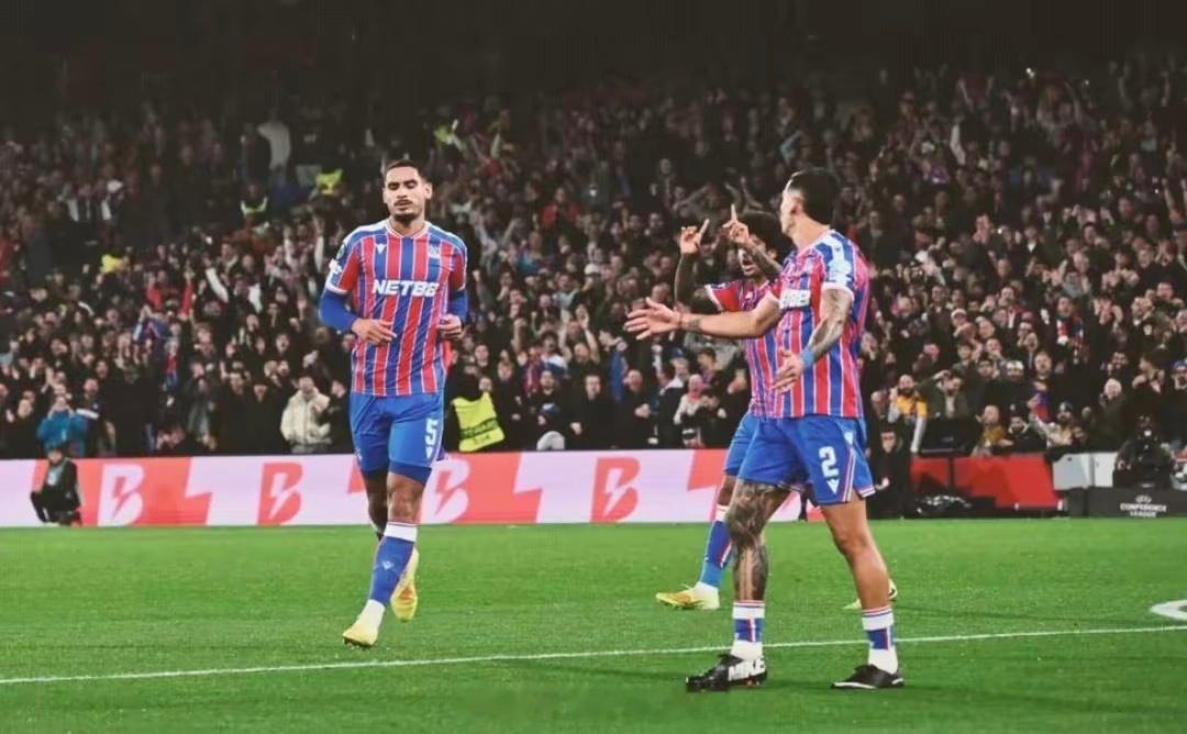 2:1逆转！曼联10分钟轰两球，战胜水晶宫，近四轮首胜，暂升第六足球水晶宫1比2