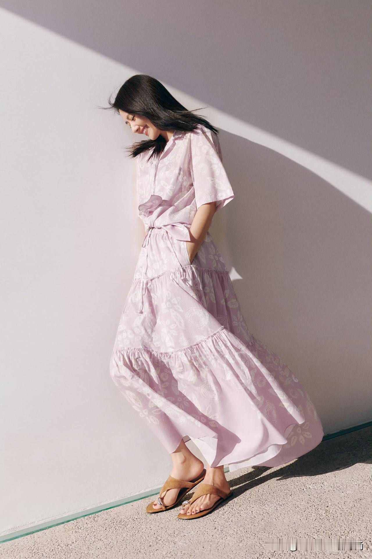 高圆圆这套淡紫色印花衬衫裙，把温柔松弛感拿捏得恰到好处。
 
衬衫领自带利落感，