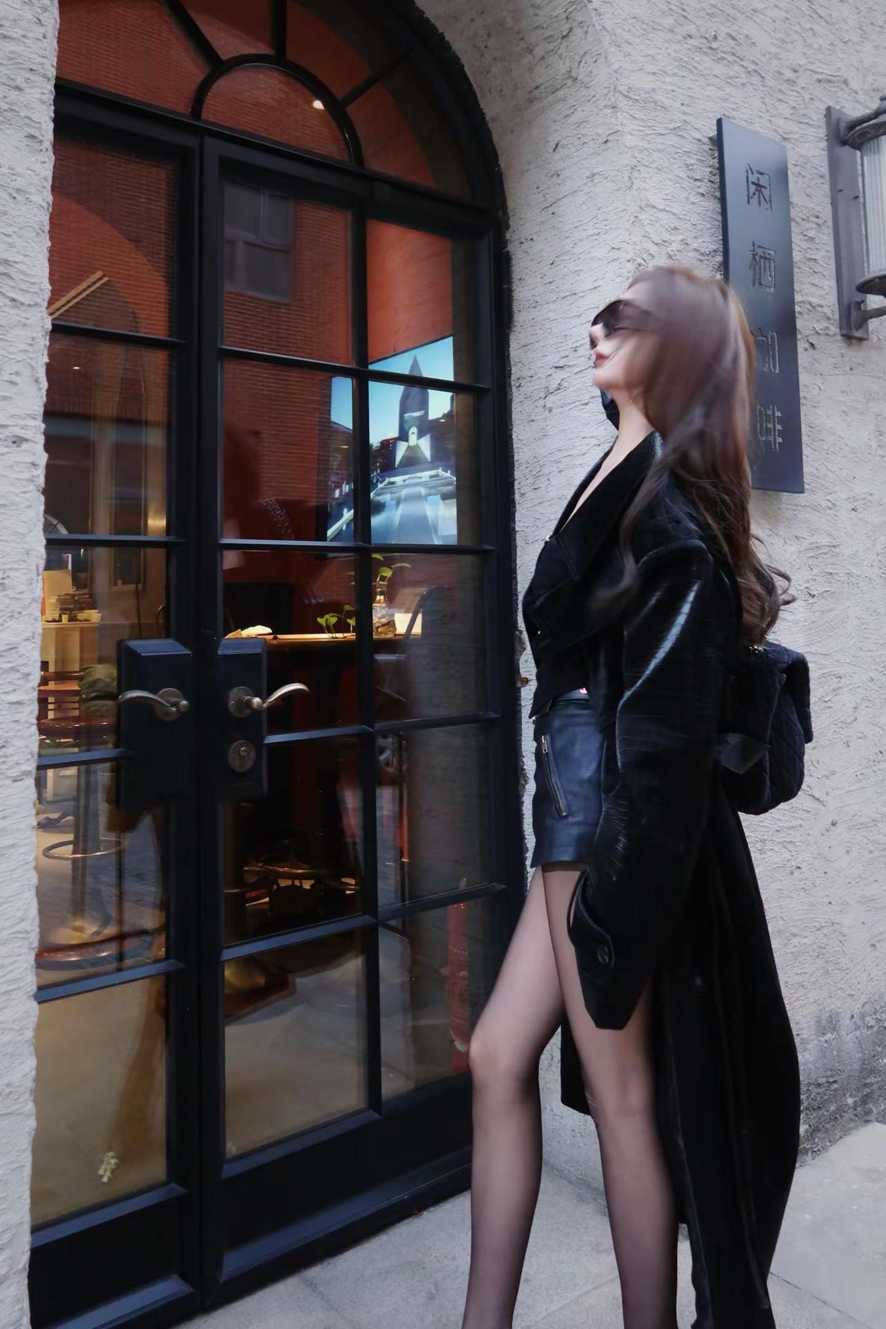 一个阅历无数的人，还在你面前坦诚相待，还像个小孩，还想着给你撑伞，这才是你生命中