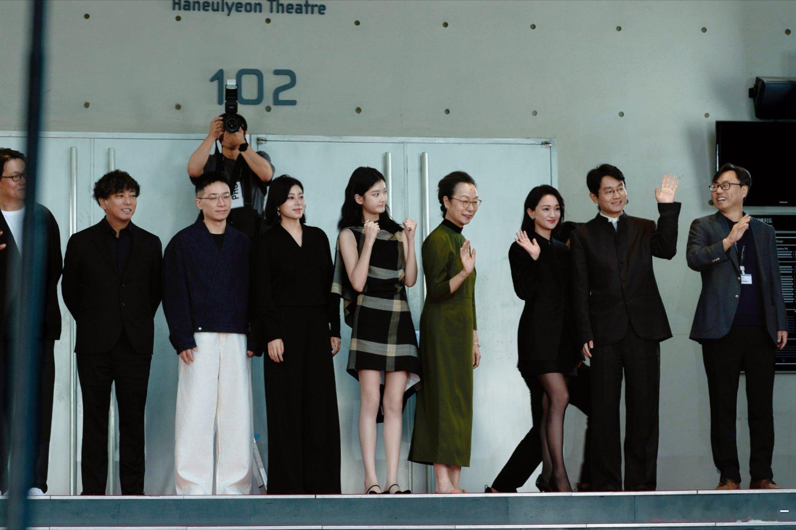 周迅新片釜山电影节首映 周迅携《初次尝到寂寞》亮相釜山首映，作为本届主竞赛唯一华
