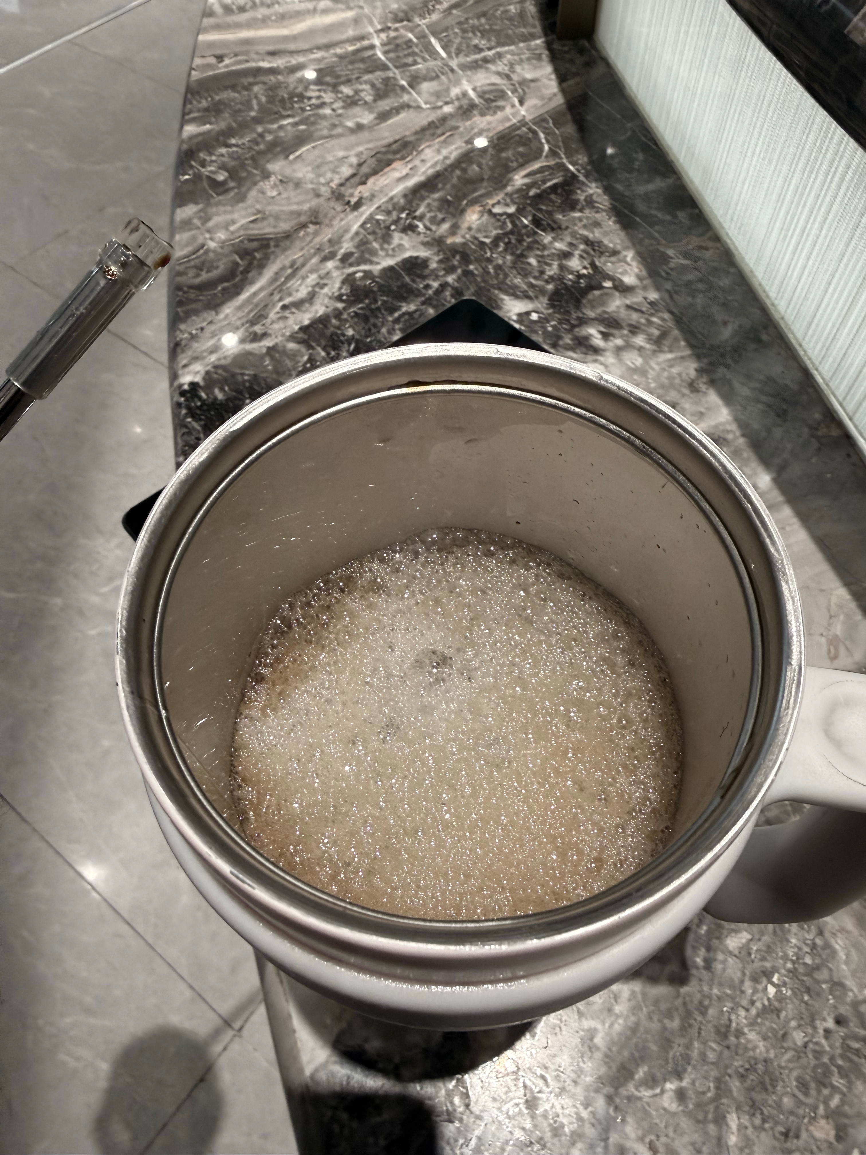 洗完杯子打算给自己来一个咖啡提提神，咖啡液兑完水之后全是泡沫，大家猜这是洗洁精还