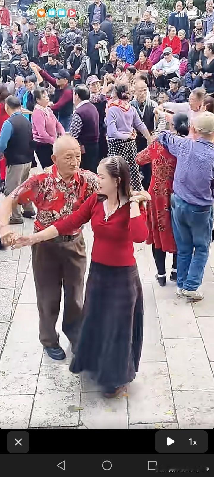 正骨大爷生活情趣十足，一天换一个舞伴，日子过得潇洒极了！89 岁还有这般精气神，