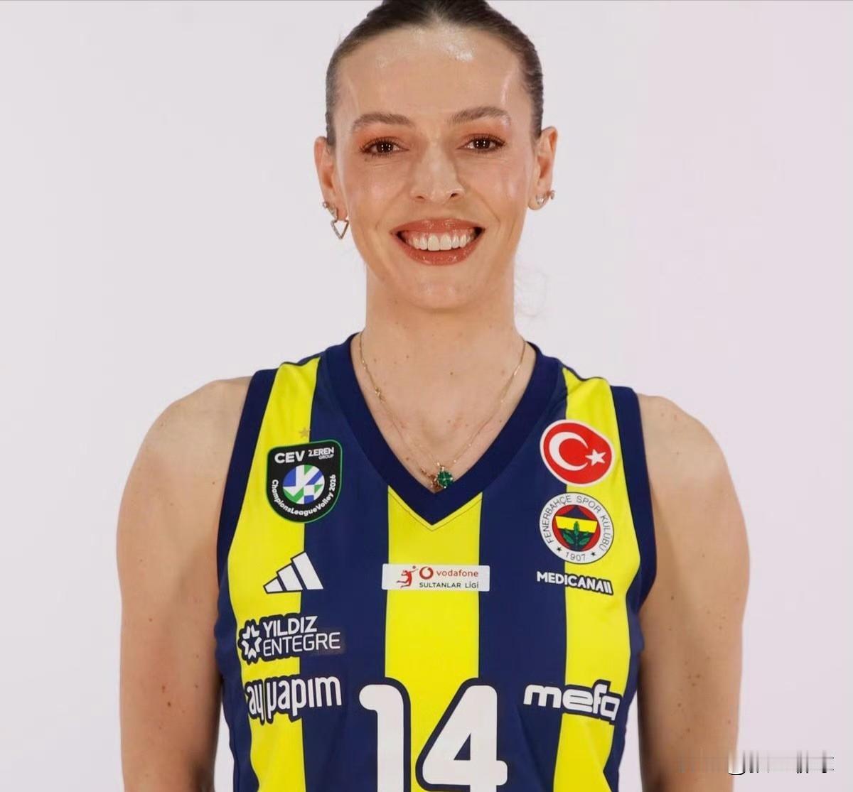 Q：在费内巴切或国家队中，有没有让你终生难忘的回忆？ 
艾达：当然，在这一路走来