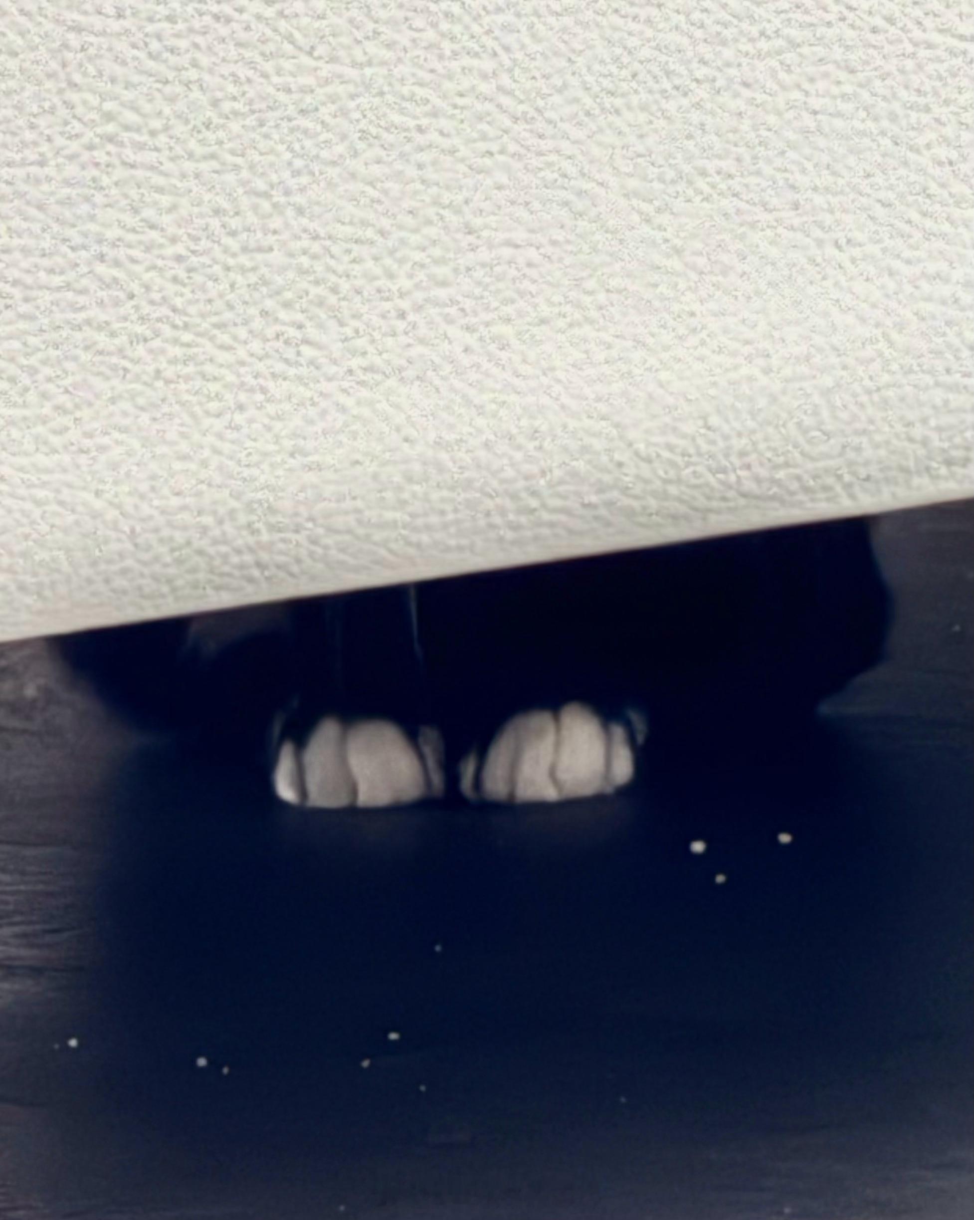 孩子就是必须看到我 不然一直嚎 但是还不让摸这下一边工作一边兼顾她 