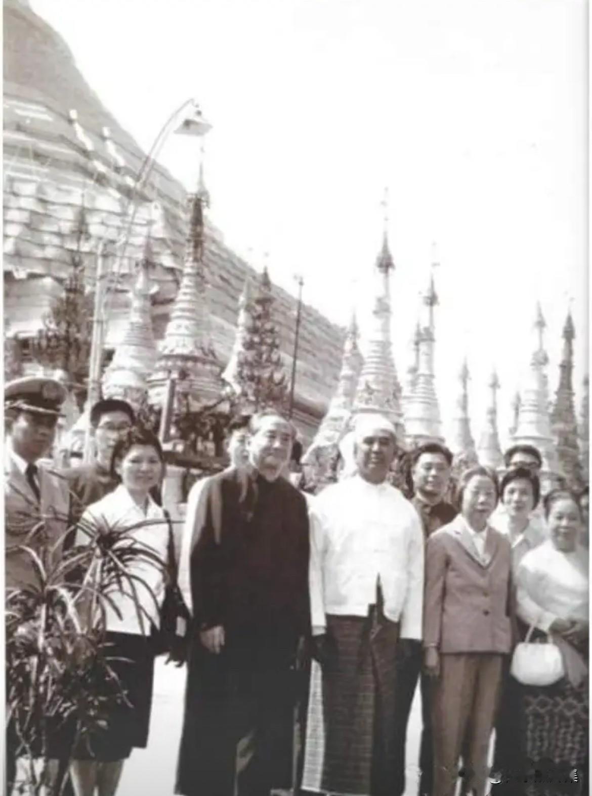 1977年2月9日下午，邓颖超同志在缅甸总统吴奈温夫人陪同下，参观了缅甸著名的阿