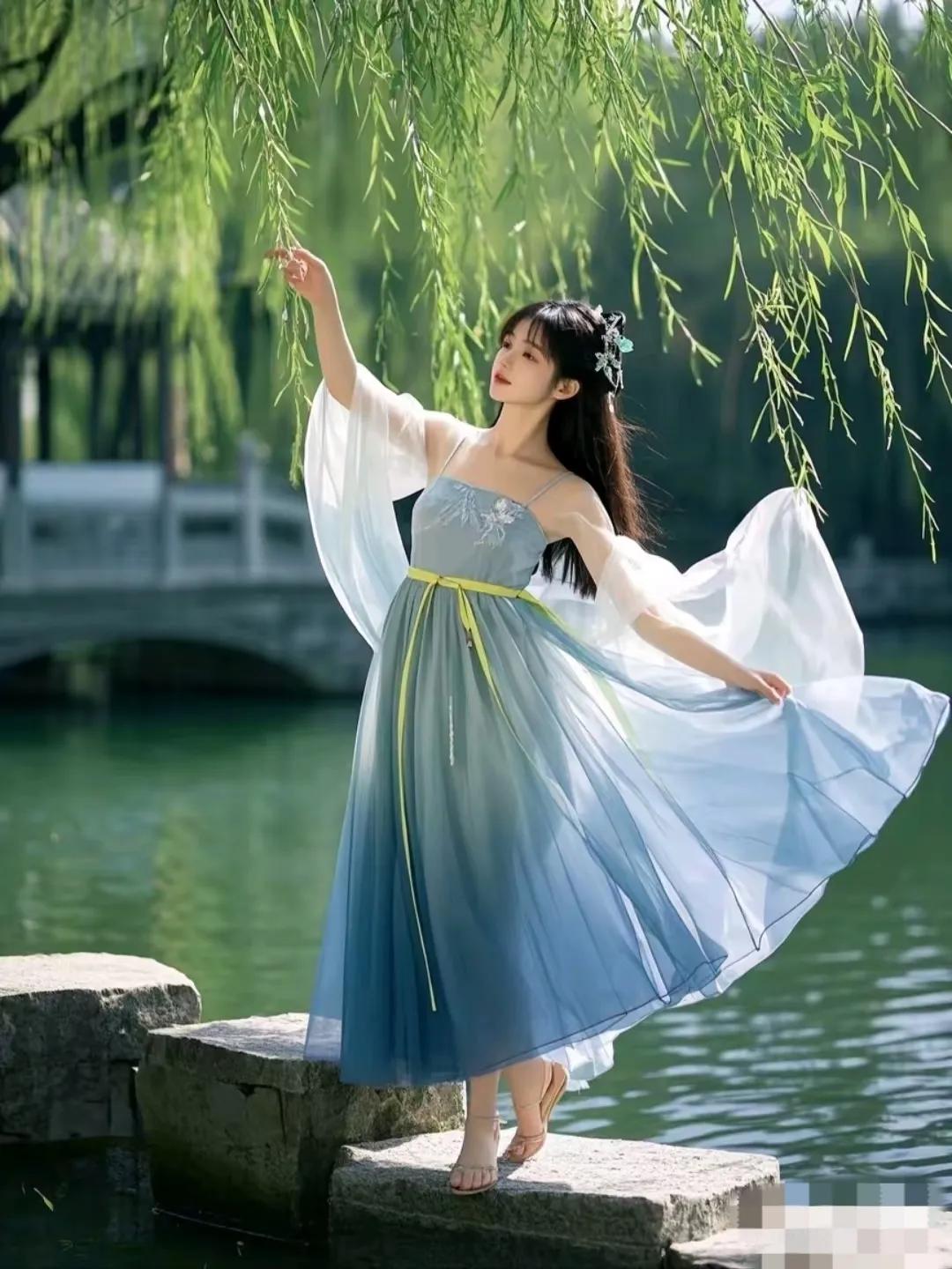 深耕楹联文化，专注格律意境。
不随波逐流，不敷衍凑句，每一副对联都讲究平仄工整、