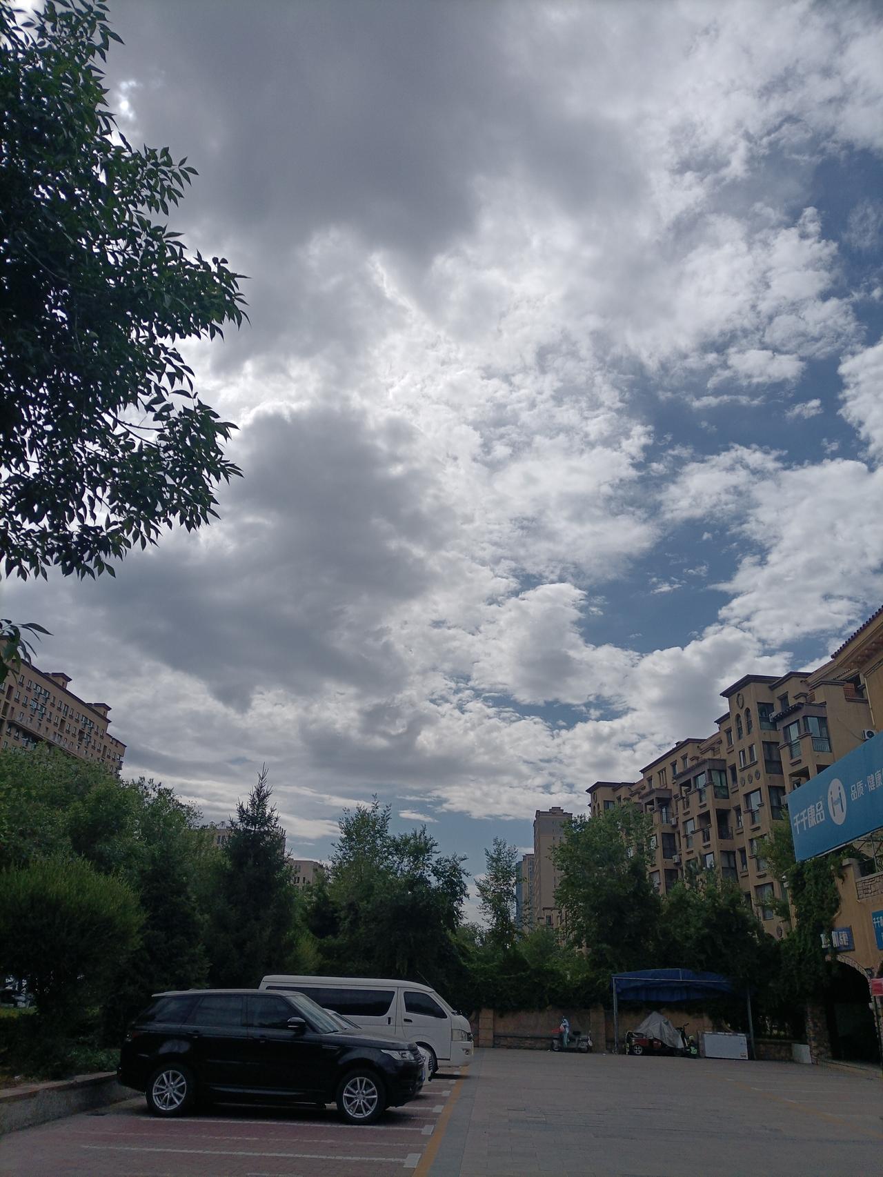 昨天预报有雨没有下，今天预报有雨只滴了几滴滴，昌吉这天气就像一个更年期的人，一阵