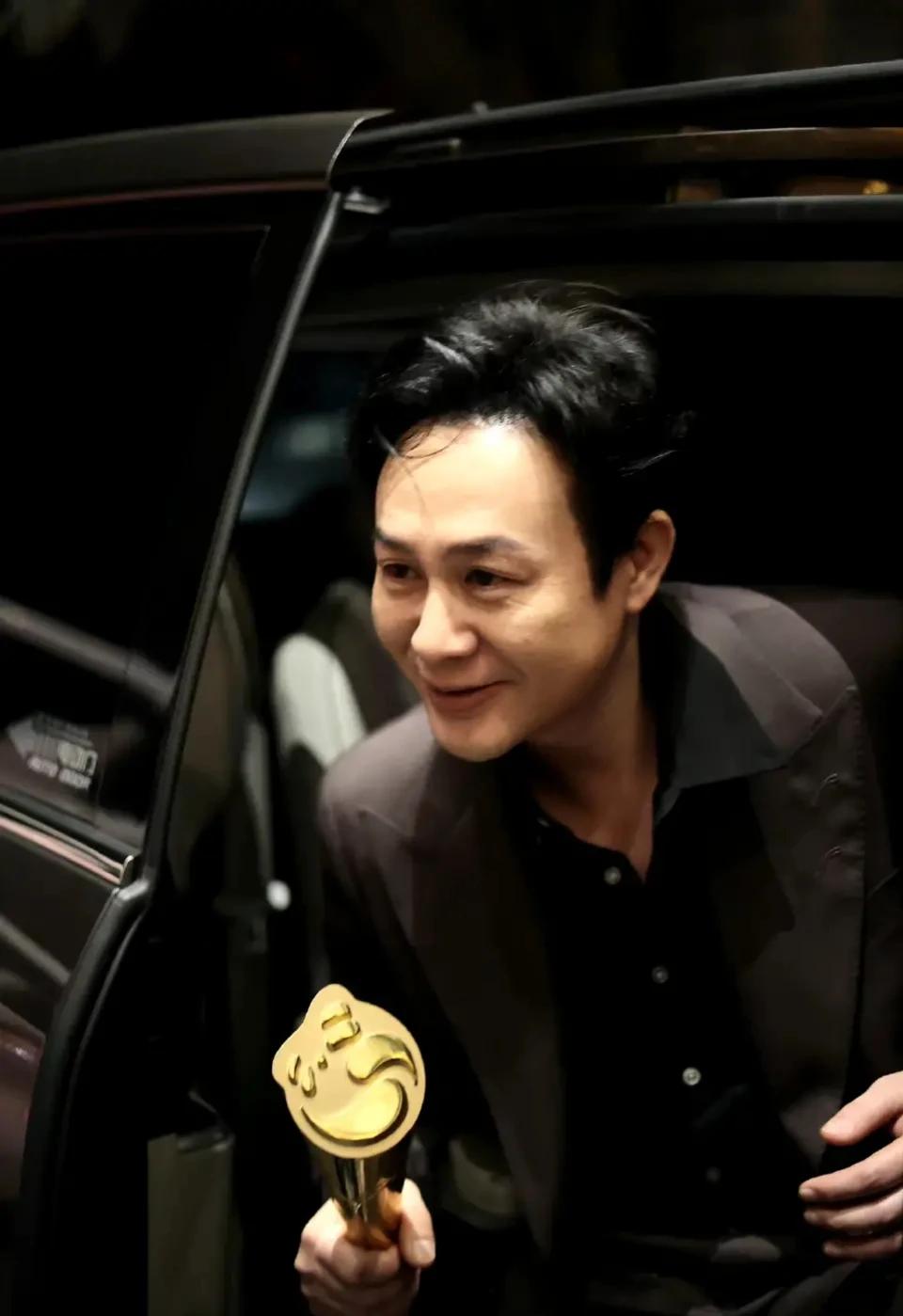 张颂文，得奖泪崩，
有种学渣终于被认可的感觉。
原来之前所有的淡定都是装的，他比