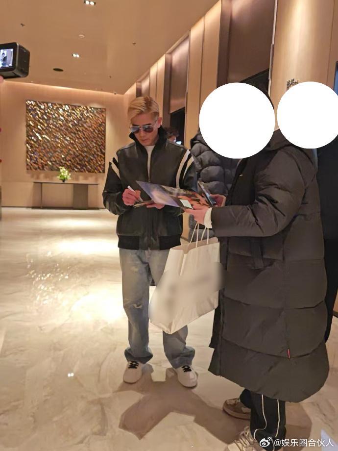 别人六旬老登郭富城帅气老公 郭富城戴上墨镜，气场全开，帅气老公的魅力不减当年。 