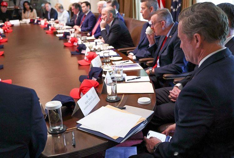 美国军事行动群聊泄密事件的始作俑者华尔兹被解除国家安全顾问职务，即将被发配到联合