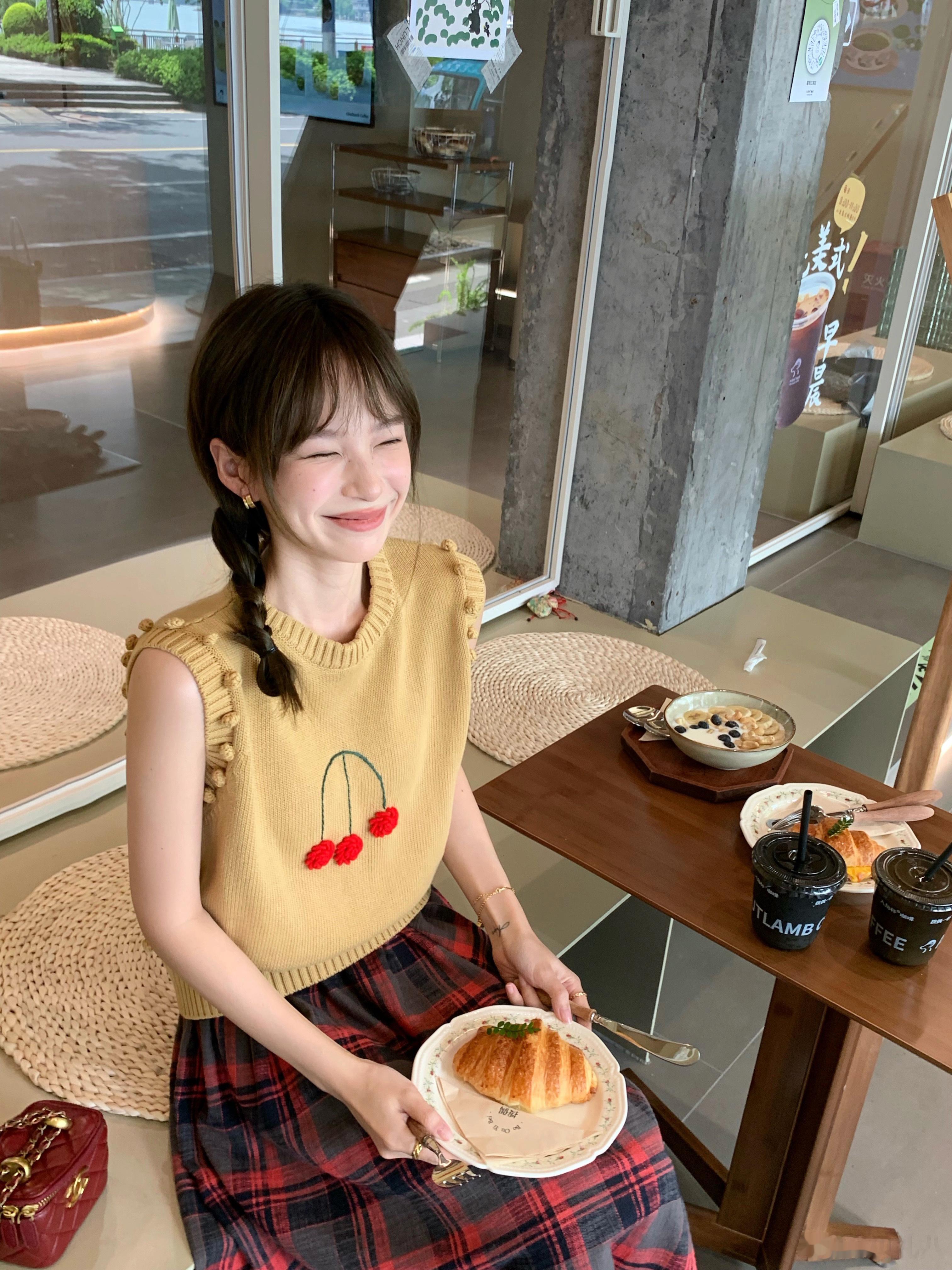 小毛球背心 温暖的配色呀 超有立体感单穿 当马甲叠搭 内搭 都可以 数数能穿几个