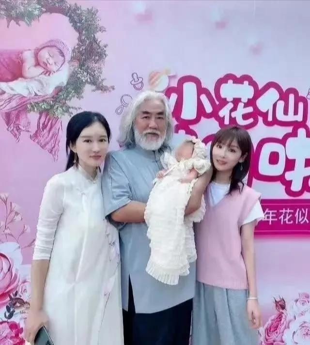 张纪中喜得千金，
真是老当益壮，
这么大岁数还生了几个娃。 ​​​
年轻人一定要