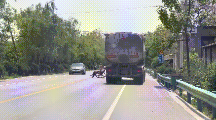 咸阳国道又遇到神人，把摇椅上放到马路中间，真有种“此山是我开，此树是我栽，要想此