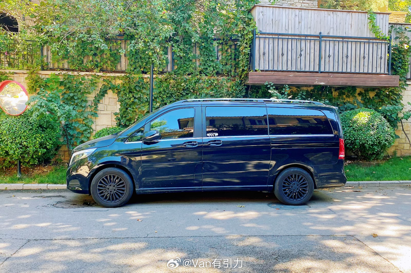 你别说，只要路够宽敞，奔驰v级 也没有显得很大嘛[阴险]van事通[超话]  ​