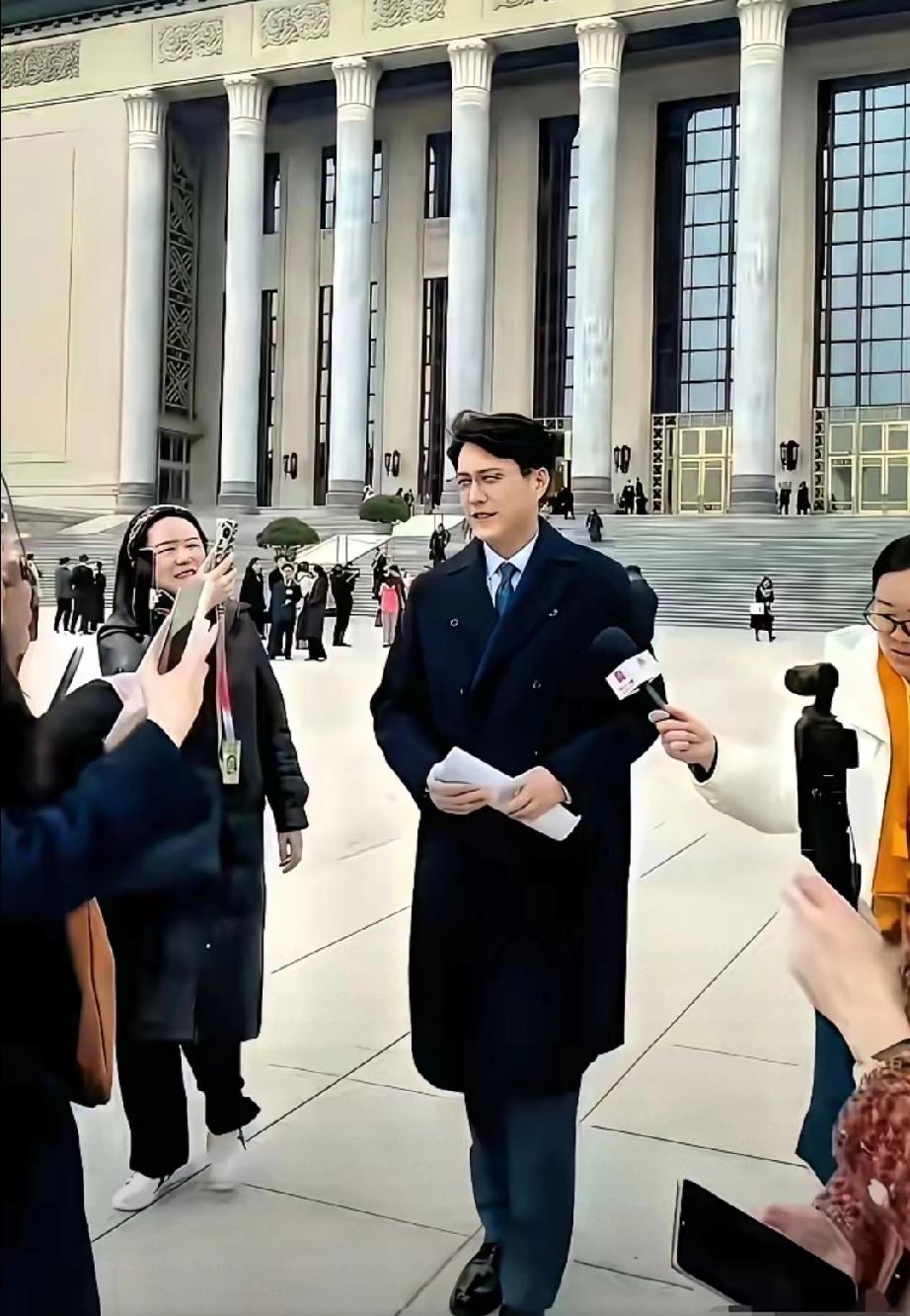 靳东生图杀疯了！斯文儒雅气场全开，被美女围拍人气爆棚
 
    靳东也太帅了吧