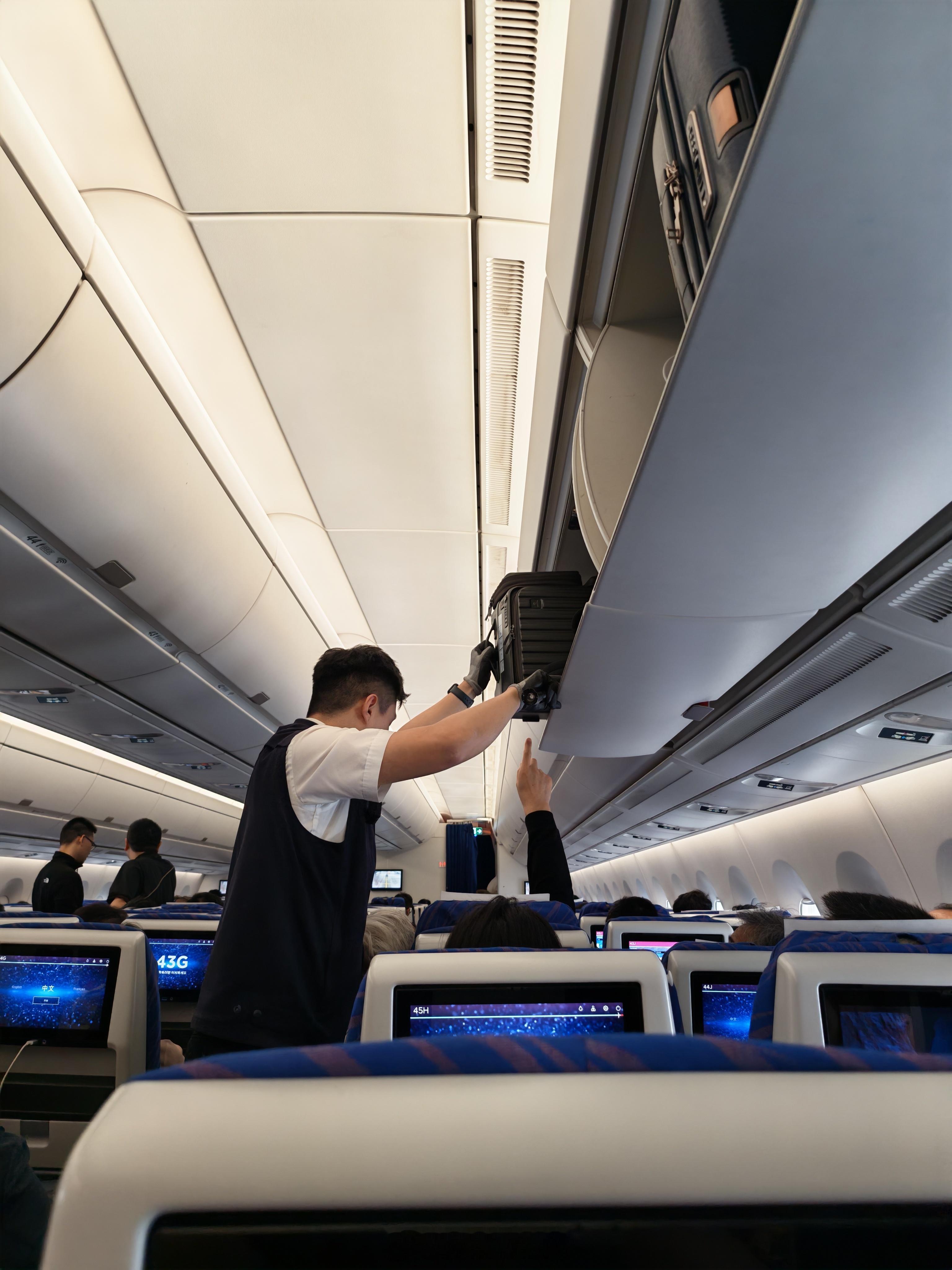 当有旅客延误不坐提前下机，周边行李都要逐一检查确认，连座椅都要全面检查，不怕一万