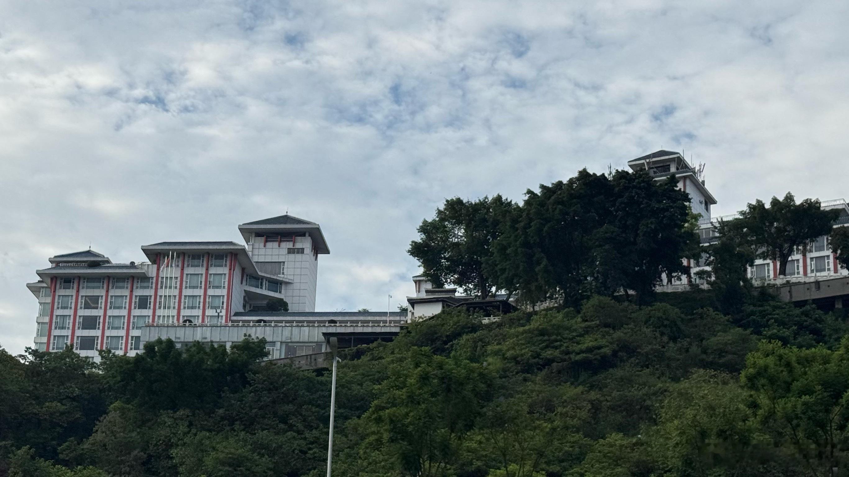泸州，长江边上看南苑宾馆。 泸州·南苑宾馆
