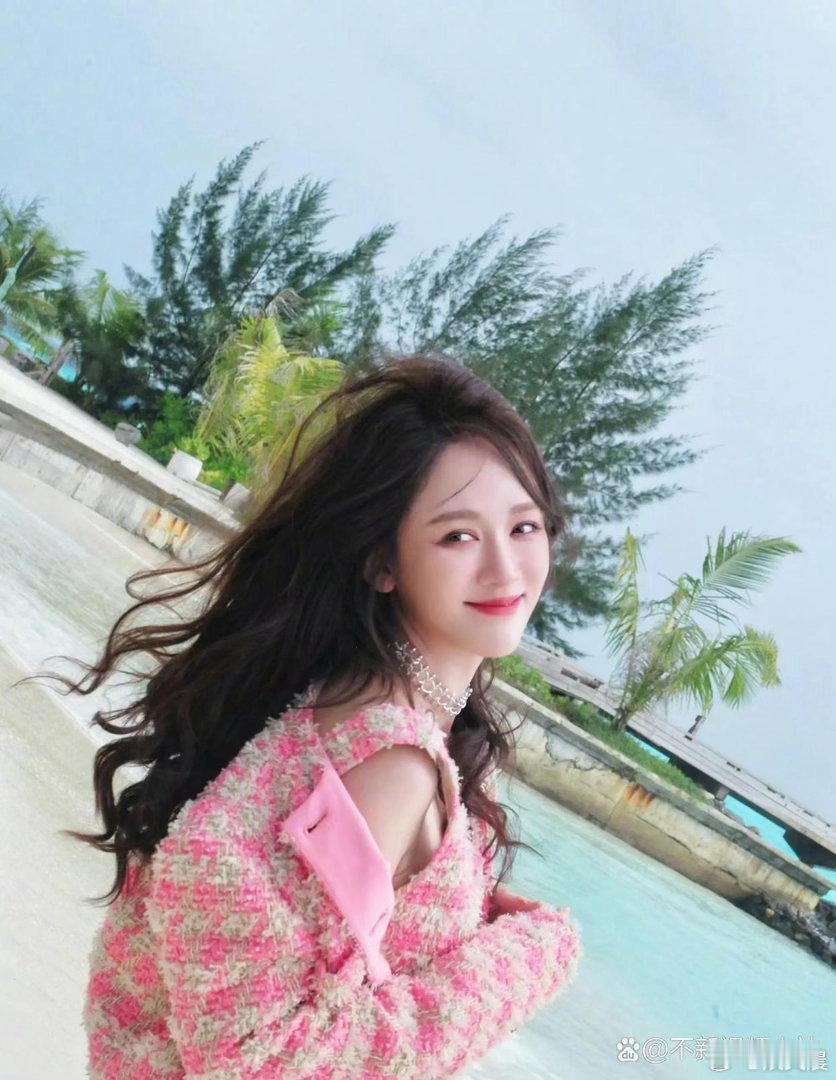 陈乔恩婚后状态也太嫩了！粉色小香风搭配牛仔裤，减龄又元气，看着至少年轻20岁～ 