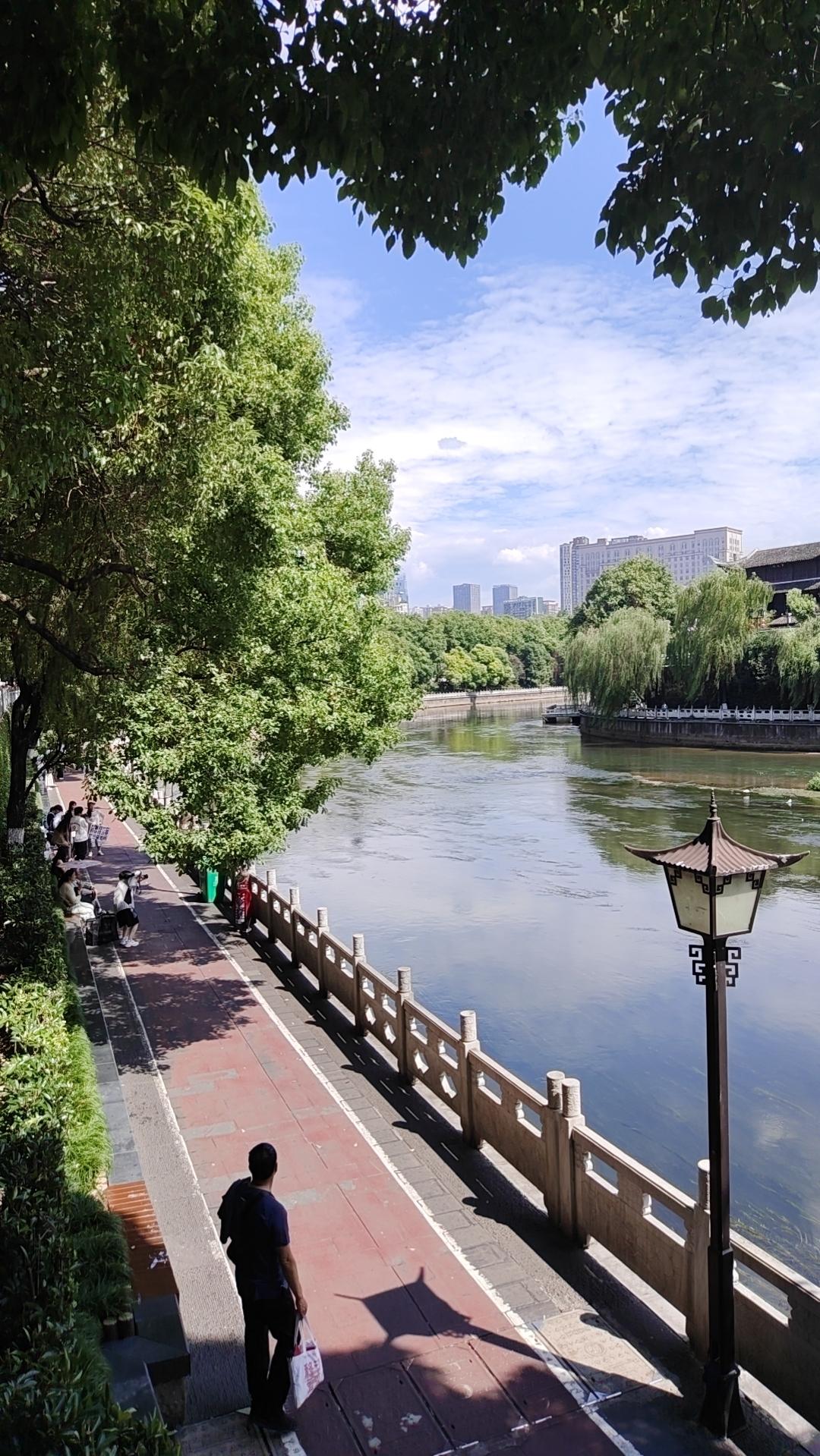 王阳明说"心外无物"，并非否认客观存在，而是强调心境决定你看见的世界。同样是半杯