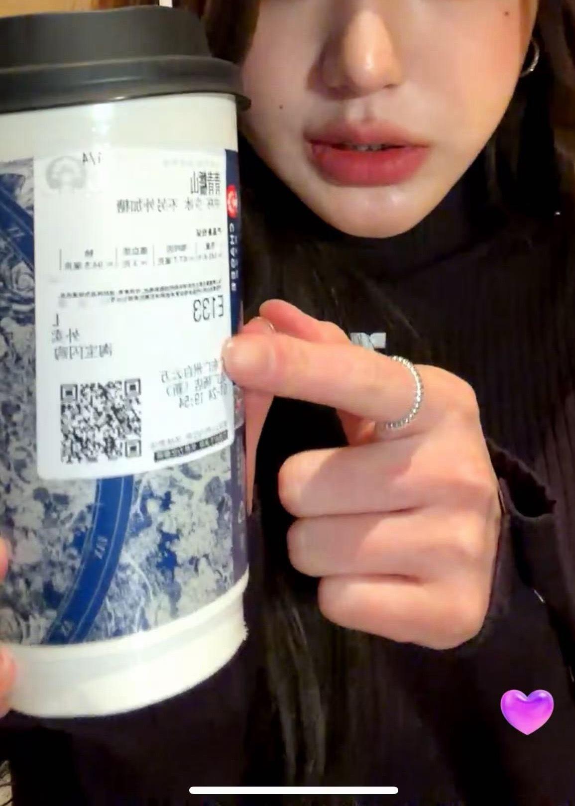 张元英直播狂炫4杯霸王茶姬，直接让内娱奶茶圈沸腾！广州签售结束后，她深夜开直播和