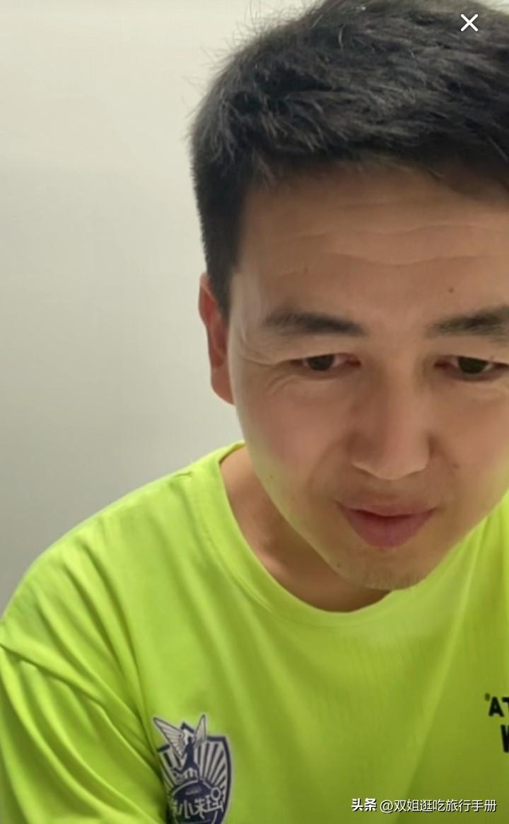 足球小将乌尔肯与妻子忆苦思甜。
在直播中乌尔肯和妻子一同回忆往事，说自己当年在北