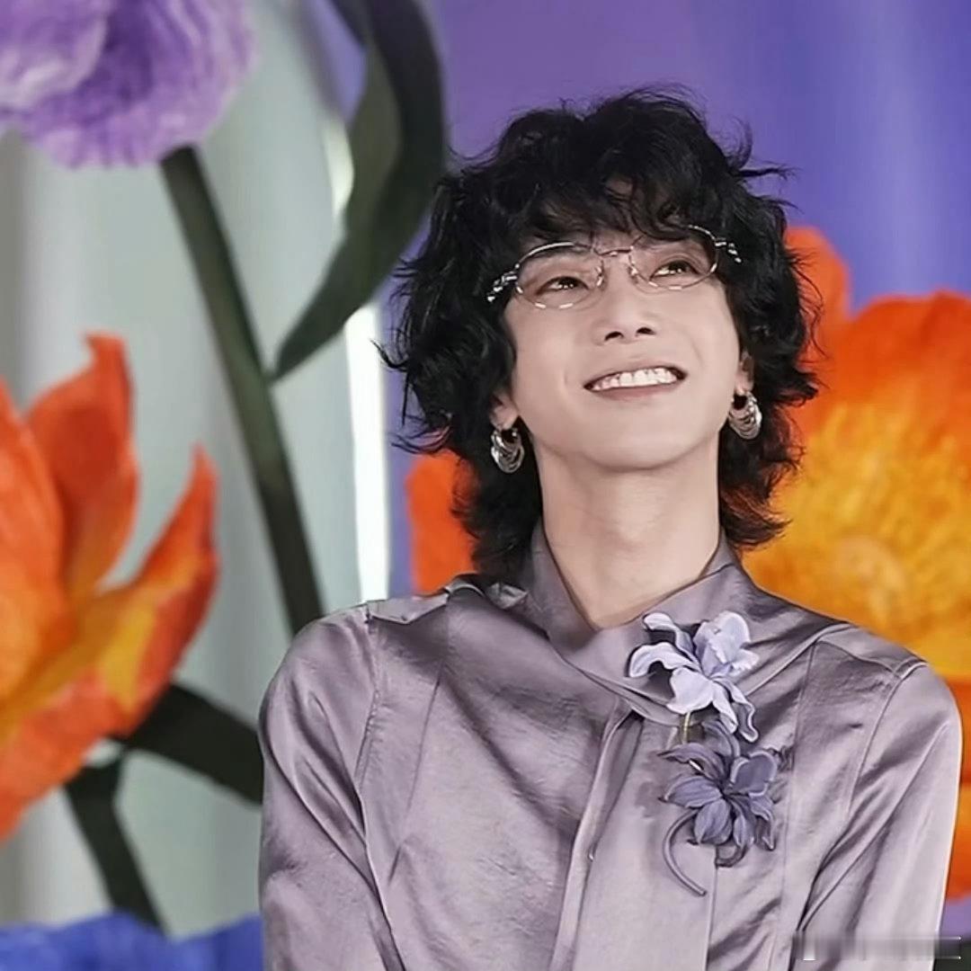 华晨宇紫色花花衬衫华晨宇好长一条人 华晨宇[超话]  华晨宇直播出场，紫色花花衬