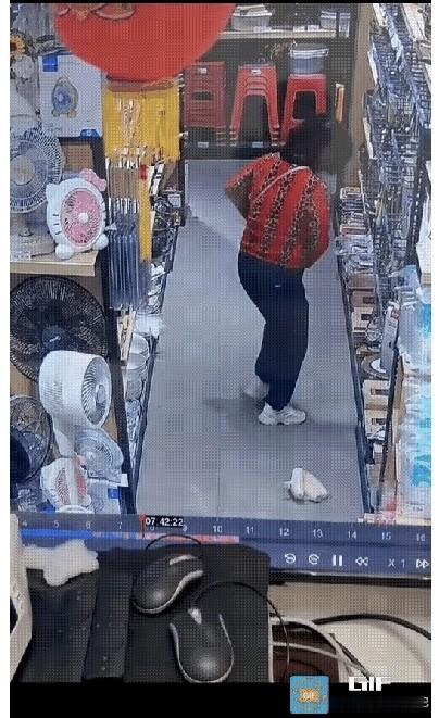 重庆一大妈在超市偷胸罩被监控拍下全过程，没想到打扮得体面的大妈竟做出这种事。
