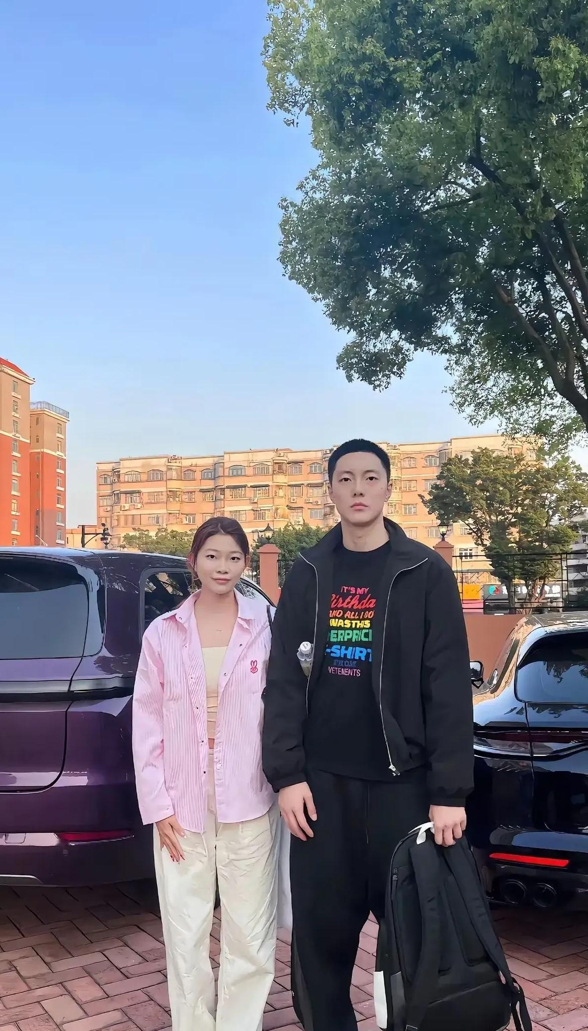 胡明轩妹妹长这么大！身高颜值太吸睛

胡明轩妹妹突然亮相，身高逼近哥哥，引发网友