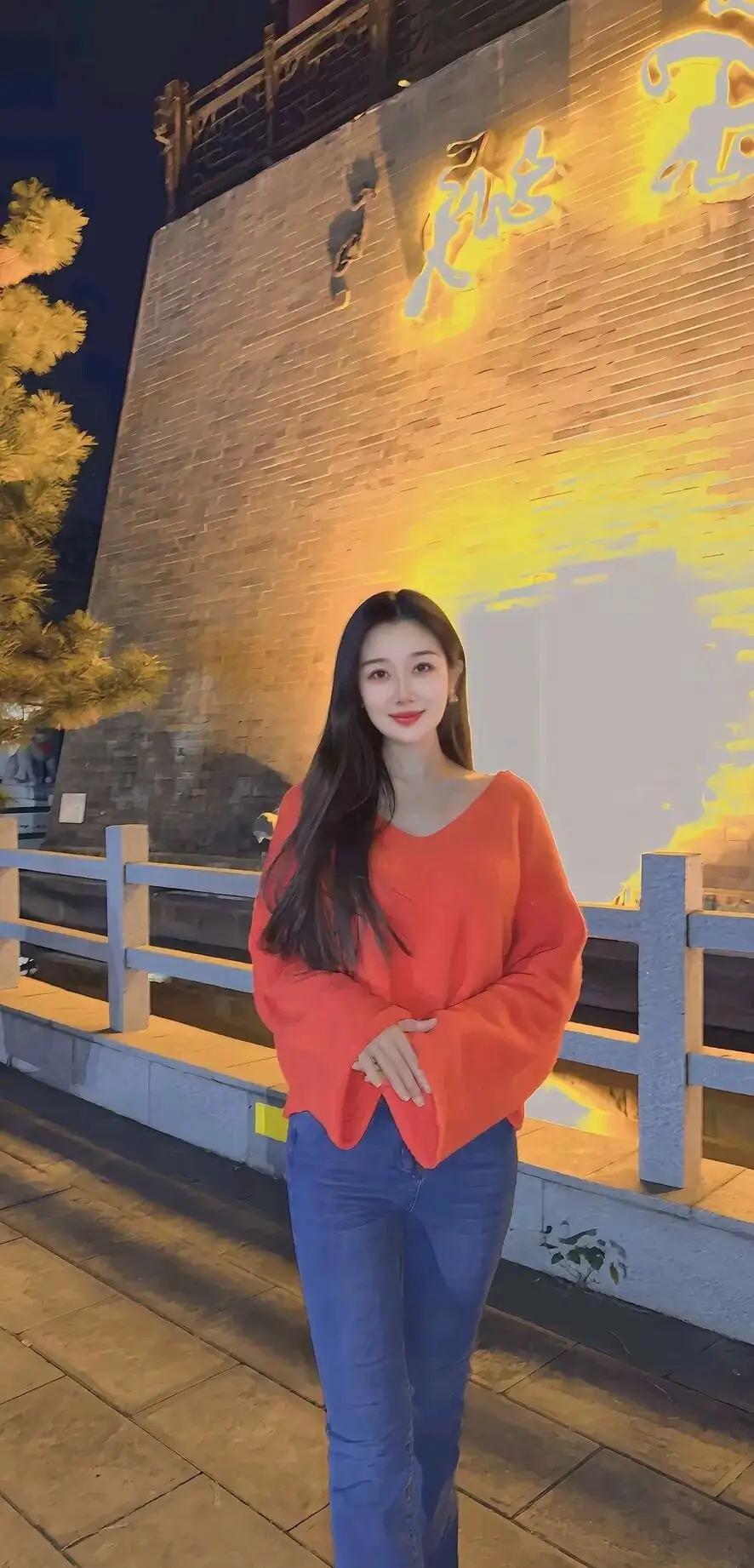 月色如水，照映美人影。