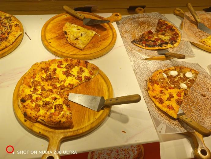 老胡在吃一家自助披萨，这类100元以下的自助餐，是北京餐馆里最火的其中一类，周末