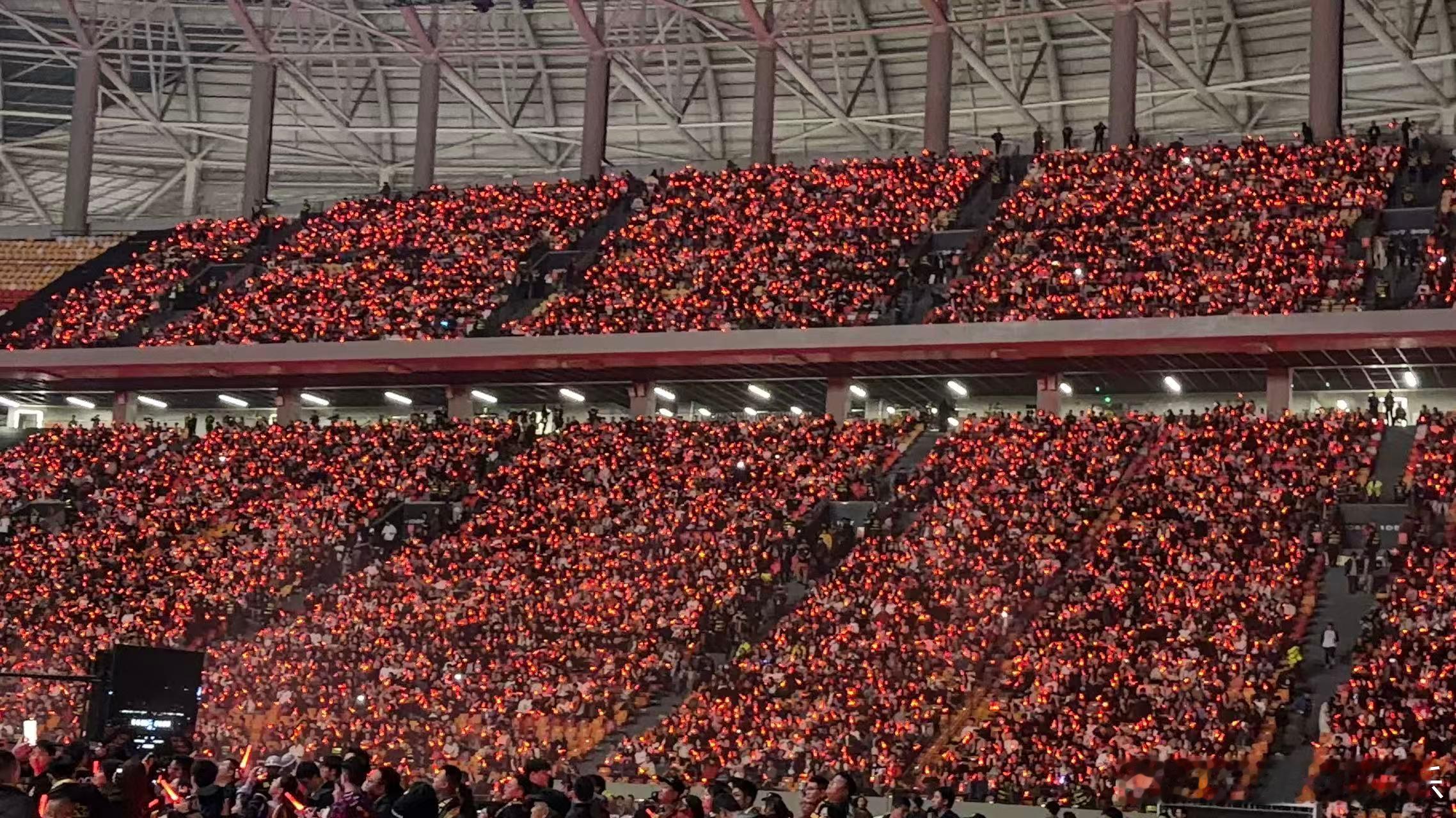 GAI在演唱会起飞了GAI演唱会 看着GAI从天而降，全场观众瞬间沸腾！这场演唱