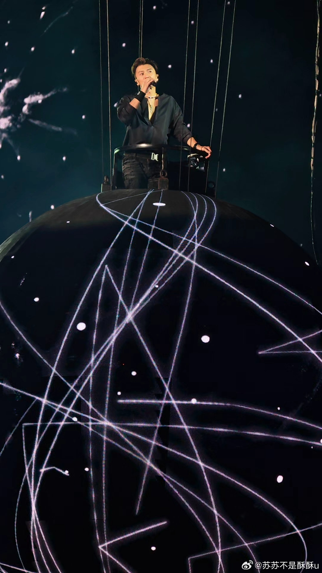 谢霆锋深圳演唱会排面舞台封神、颜值在线，粉丝应援又壕又会整活，不愧是顶流男神的排