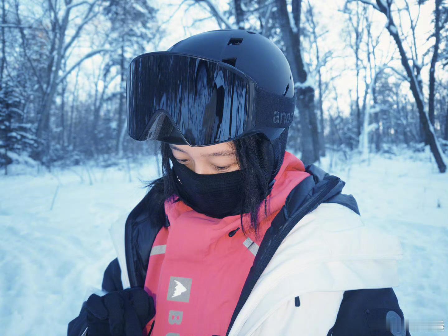 关晓彤带上屁垫挑战滑雪关晓彤滑雪挑战关晓彤 