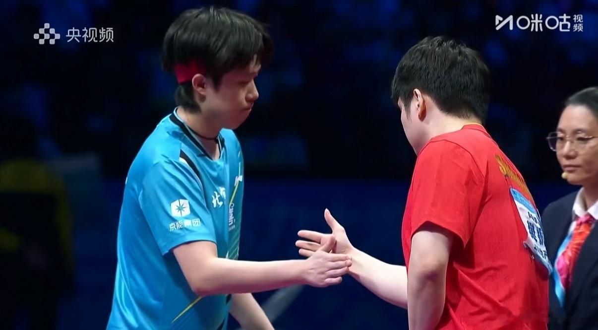 樊振东0:1落后王楚钦，比赛真是高质量，过瘾。这场谁赢真不好说啊