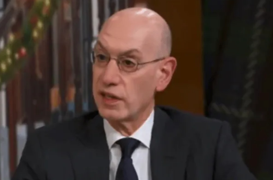 肖华在采访中表示，在特里-罗齐尔事件后，希望球迷不要质疑NBA的公正性：“我想传