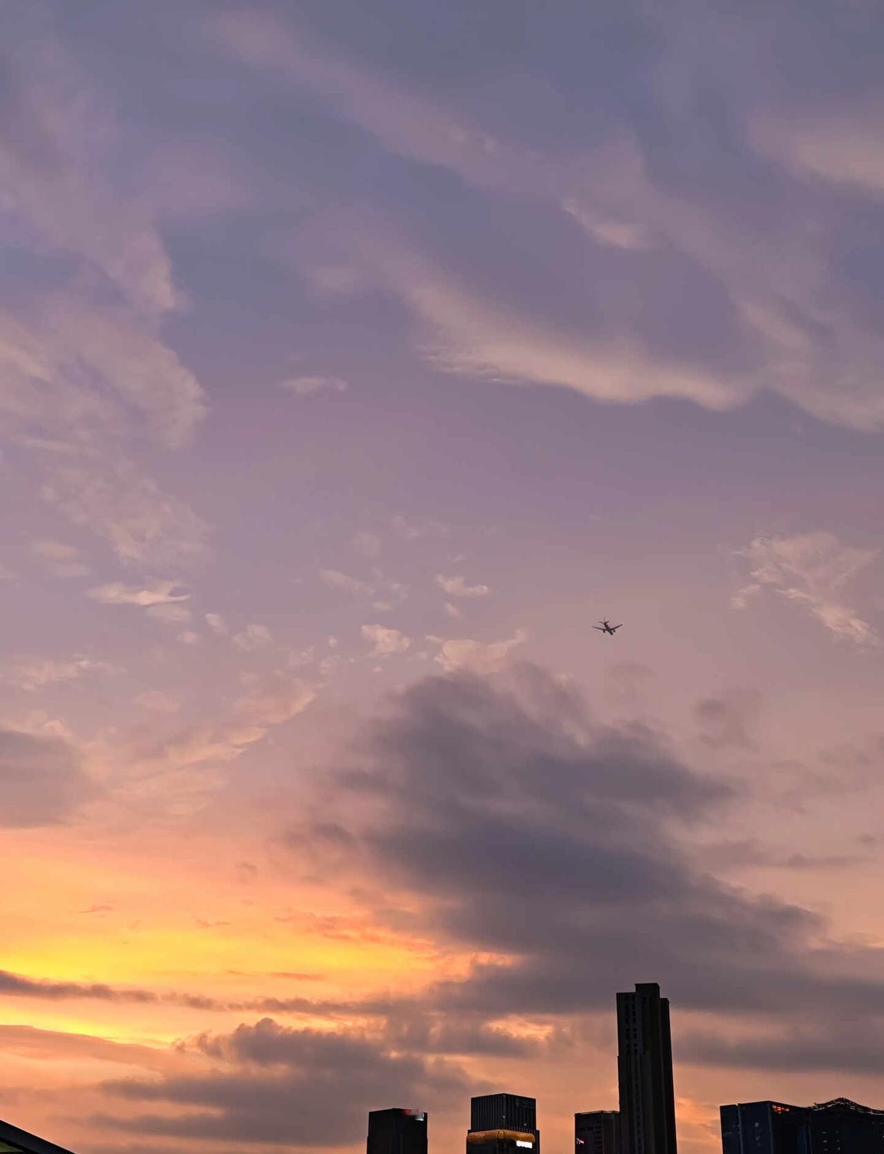 旅行中的随手拍|晚霞🌇
很多时候，
旅途中的过程与心情，
远比目的地更加珍贵。