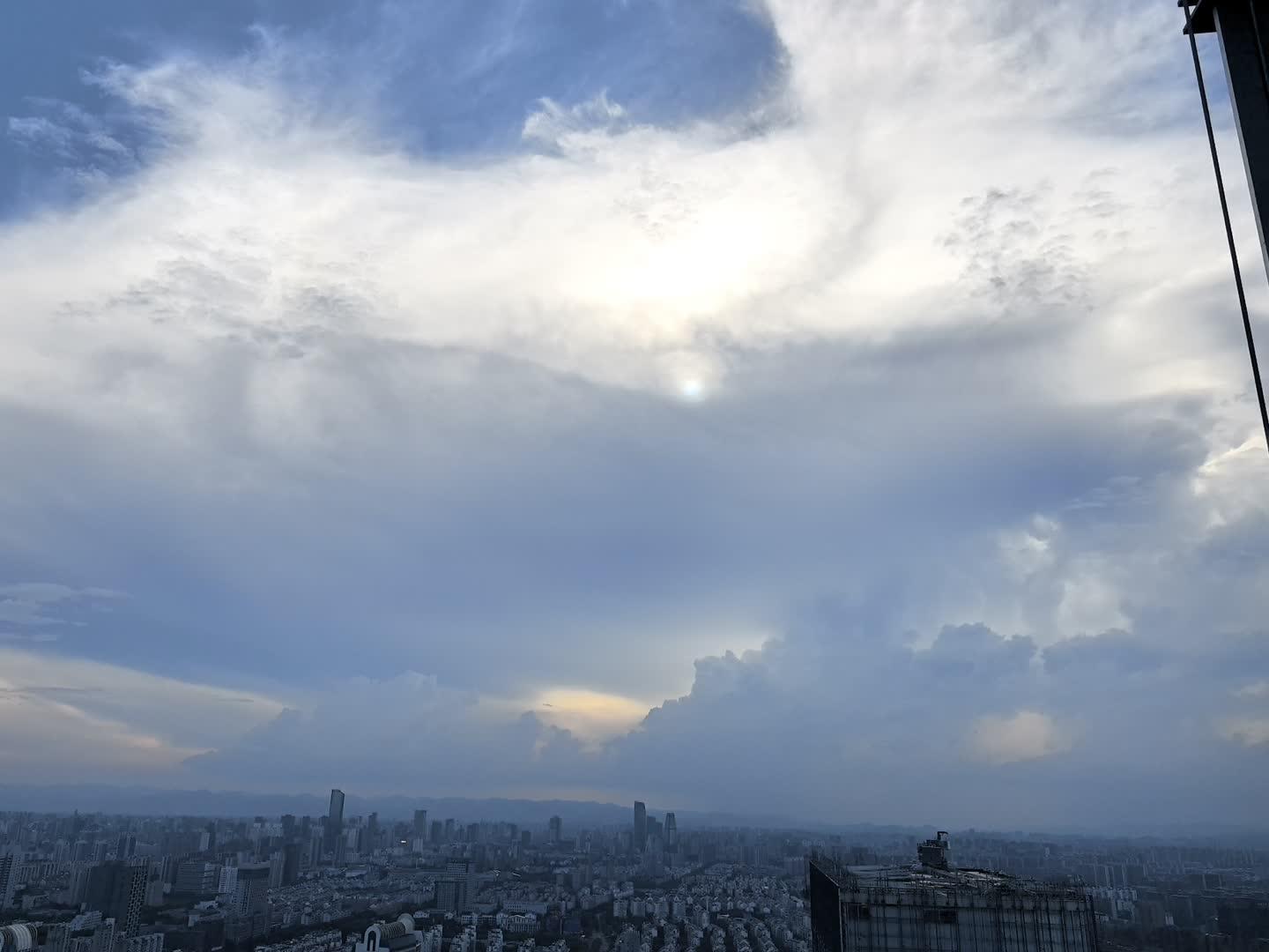 黄昏的地平线，金灿的白云。是否可以带我回到过去，找寻那些失落的回忆